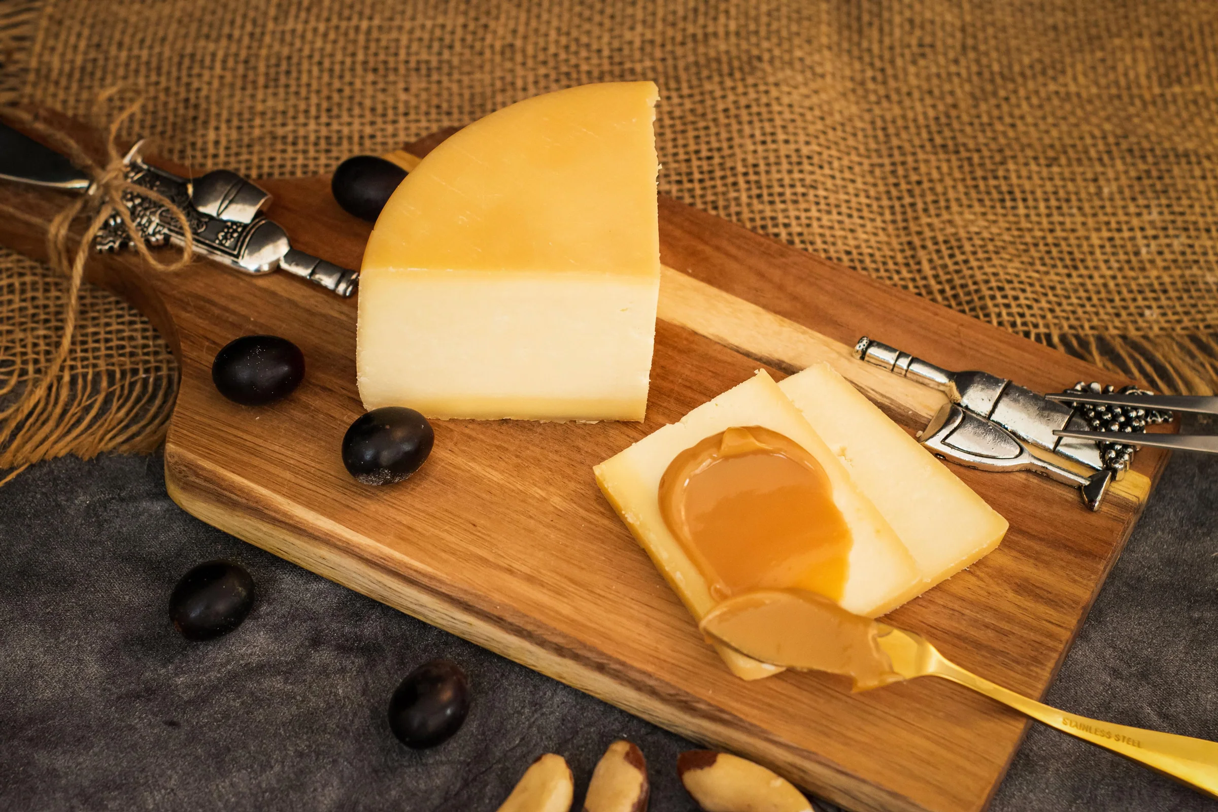 Queijo Pérola meia cura cortado sobre tábua de madeira