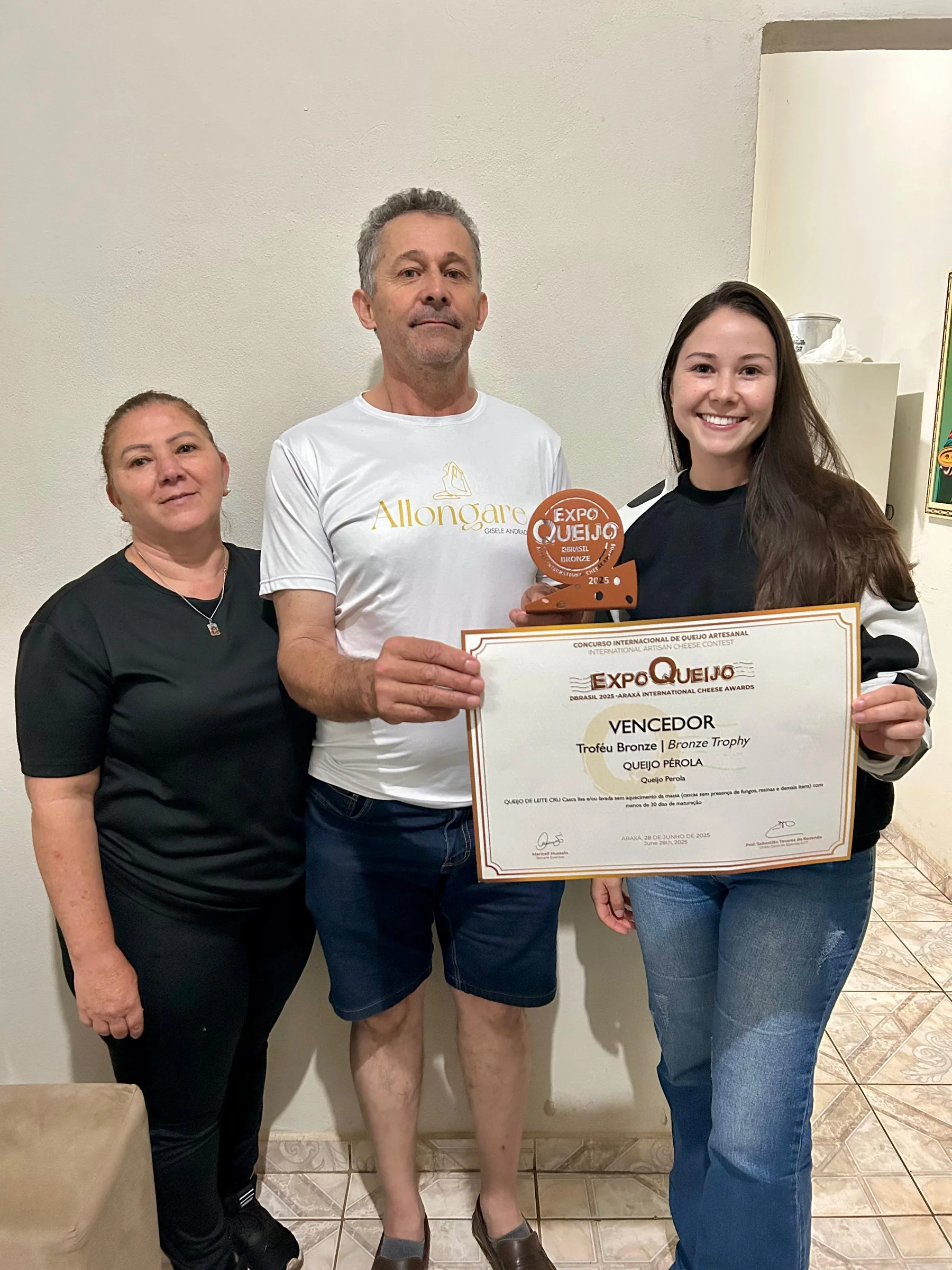 Família Queijo Pérola com o troféu e o certificado da ExpoQueijo 2025