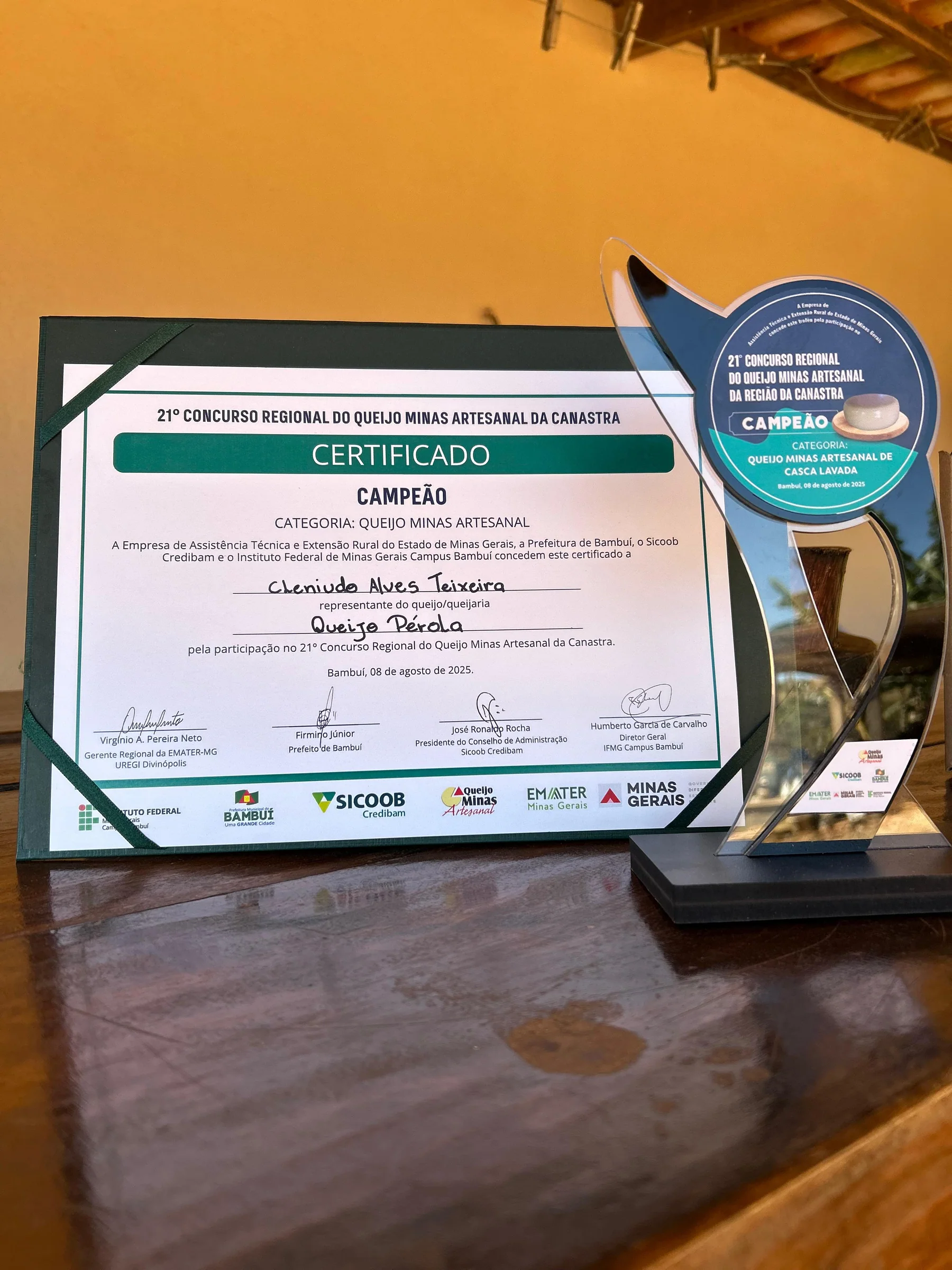Certificado e troféu de campeão regional do Queijo Pérola em 2025